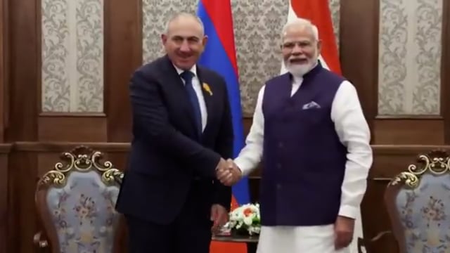 PM मोदी और आर्मेनिया के PM निकोल पशिन्यान ने बिश्केक में मुलाकात की। यह भारतीय PM की पहली द्विपक्षीय बैठक थी। इसमें रक्षा क्षेत्र पर खास ध्यान दिया गया।
🔴 द्विपक्षीय बैठक के दौरान आर्मेनिया के PM ने PM मोदी को अपने देश आने का न्योता दिया।