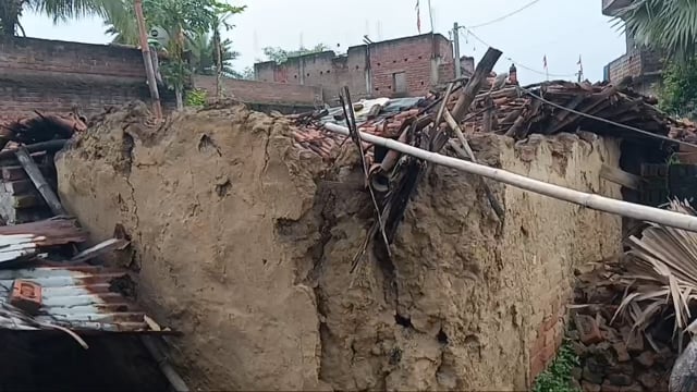 बारिश के कारण मिट्टी खपरैल का मकान ध्वस्त  मलवे में दबाकर मकान स्वामी जख्मी