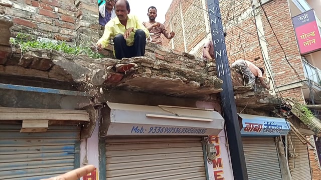 स्वामी भवन अपने आप खुद ही तोड़ते छज्जा नगर निगम की पहुंची टीम बुलडोजर लेकर शाहजहांपुर
