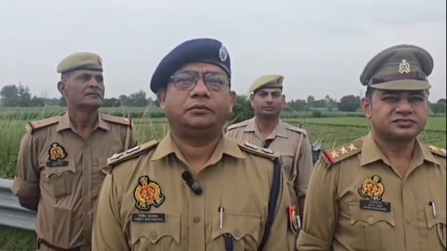 थाना सिंभावली क्षेत्र के अंतर्गत गंगा एक्सप्रेसवे पर एक थॉर अनियंत्रित होकर पलट गई ,चार व्यक्तियोंकी मौत व एक घायल