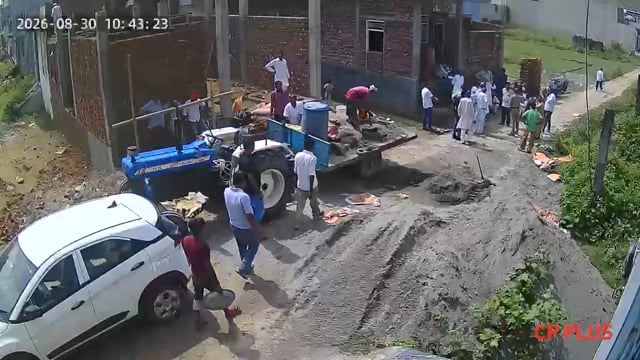 सहारनपुर शहर में रंगदारी मांगने का एक सनसनीखेज मामला सामने आया भू माफिया और बदमाशों ने पैसे  हड़पने का नया तरीकाअपनाना शुरू कर दिया जैसे कि जैसे कि आप देख रहे हैं 20 से 50 लोग बंद मकान का ताला तोड़कर उसमें घुस गए और 30 लख रुपए की डिमांड करने लगे पीड़ित राजेश शर्मा ने बताया जब मकान मालिक राजेश शर्मा जी को पता चला कि उनके मकान पर घनश्याम चौधरी (जनदेड़ा) जिसके ऊपर पहले से ही 20 से 25 मुकदमे चल रहे हैं और वह वंचित है पुलिस की पकड़ से दूर है खुलेआम लोगों के घरों पर जबरन ताला तोड़कर कब्जा कर रहे हैं घनश्याम के साथ पंकज चौधरी पुत्र रनवीर निवासी जबीरन,व रवि पुत्र तेजपाल निवासी जांदेड़ा (प्रधान) थाना रामपुर मनिहारान 50,60 लोग लेकर राजेश शर्मा जी के मकान पर कब्जा करने की नीयत से ताला तोड़कर मकान के अंदर ट्रैक्टर खड़ा कर दिया। जिसकी शिकायत जिला अधिकारी महोदय तथा वरिष्ठ पुलिस अधीक्षक महोदय तथा माननीय मुख्यमंत्री जी को पोर्टल के माध्यम से दी गई फिलहाल की स्थिति यह है कि मकान मालिक अपने मकान पर जाने से डर रहा है क्योंकि वह गुंडा तत्व बदमाश किस्म के लोग हैं जिनके ऊपर 20 से 25 मुकदमे अदालत में चल रहे हैं बारे में मुख्यमंत्री जी से हमारे चैनल की ओर से निवेदन है की इन गुंडा तत्वों के ऊपर सख्त से सख्त बुलडोजर वाली कार्रवाई की जाए जिससे कि सरकार के प्रति लोगों की आस्था बढे।