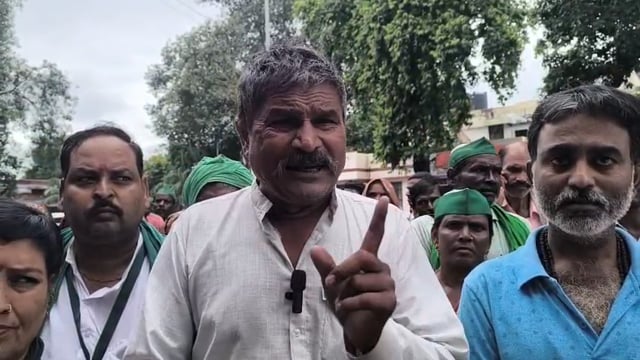 डीएम से मिलने पहुंचे किसान, गेट पर रोका तो भड़का आक्रोश