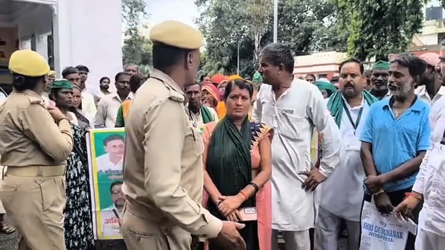 डीएम से मिलने पहुंचे किसान, गेट पर रोका तो भड़का आक्रोश