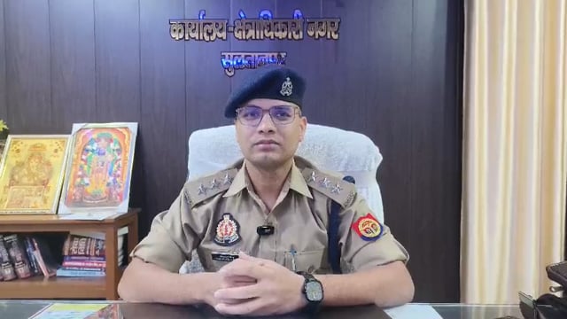 *सुलतानपुर । थाना बन्धुआकला पुलिस टीम द्वारा चोरी की घटना में वांछित 03 अभियुक्तों को गिरफ्तार किया गया तथा उनके कब्जे से चोरी की गई डी०जे० की ट्राली बरामद की गई जिसके सम्बन्ध में क्षेत्राधिकारी नगर राघवेन्द्र सिंह द्वारा दी गयी बाइट।*