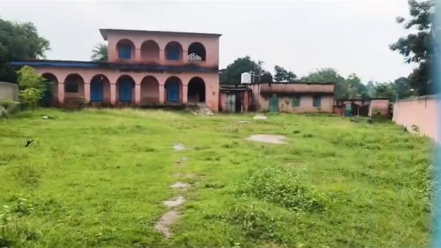 दोपहर 2 बजे स्कूल में जड़ा मिला ताला, बच्चों की छुट्टी पर उठे सवाल… तस्वीर वायरल होते ही शिक्षा विभाग में मचा हड़कंप, बीईओ ने मांगा स्पष्टीकरण