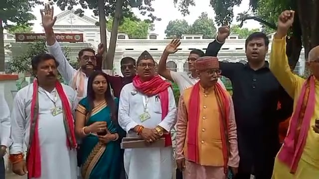 बलिया में पूर्वांचल भागीदारी संकल्प मोर्चा के कार्यकर्ताओं ने विभिन्न मांगों को लेकर जिलाधिकारी कार्यालय पर सौपा पत्रक