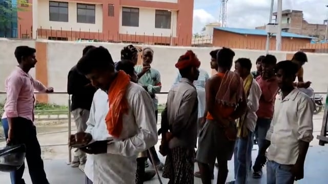 डीजे ऑपरेटर की हत्या के बाद शव को फेंकने का परिजनों ने लगाया आरोज।