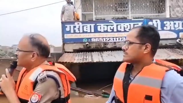 उत्तर प्रदेश का जिला चित्रकूट इस वक्त मंदाकिनी नदी में आई बाढ़ से डूबा पड़ा है। नदी किनारे कई सौ मकान–दुकान डूब गए हैं। सड़कें नदी जैसी बन गई हैं। इस Video में एक मंजिला मकानों/दुकानों की सिर्फ छत दिखाई दे रही है।
