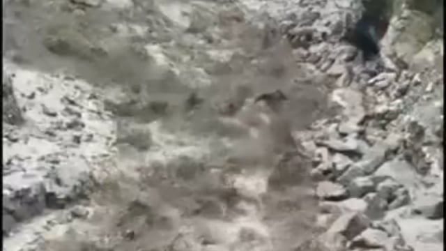 उत्तरकाशी में बिठवाडी के पापडगार्ड में अचानक उपर से मलबा आने से गंगोत्री मार्ग बाधित