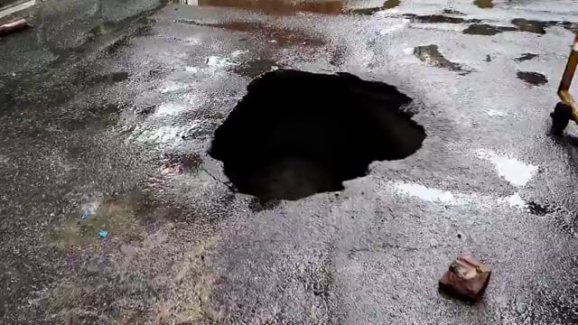 *आईटी चौराहे से पहले मुख्य मार्ग पर अचानक सड़क धंस गई और बीच सड़क पर करीब 10 फीट से ज्यादा गहरा गड्ढा बन गया*

लखनऊ । बताया जा रहा हैं कि पूर्व डिप्टी सीएम दिनेश शर्मा के आवास के सामने बने इस खतरनाक गड्ढे में एक बाइक सवार गिर गया जिससे वह गंभीर रूप से घायल हो गया स्थानीय लोगों ने उसे अस्पताल पहुंचाया।