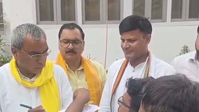 जर्जर सड़क को लेकर दया छपरा निवासी कमाडो व समाज अवनीश कुशवाहा ने उठाई आवाज,मंत्री ओमप्रकाश राजभर को सौपा पत्रक