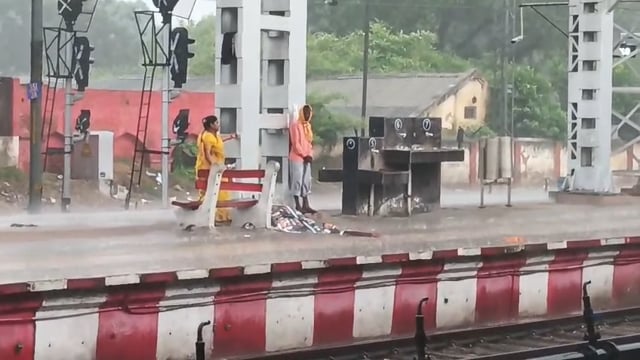 कोई दिनों से मथुरा में उमस भरी गर्मी के बाद आज मथुरा में जोरदार बारिश तापमान में आयीं गिरावट 