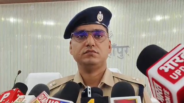 ‍सर्विलांस सेल/जनपदीय एस0ओ0जी0 एवं थानों पर संचालित साइबर हेल्प डेस्क की संयुक्त पुलिस टीम द्वारा 151 मोबाइल फोन (अनुमानित कीमत ₹35 लाख) बरामद कर उनके स्वामियों को सुपुर्द किए जाने के सम्बन्ध मे अपर पुलिस अधीक्षक नगर शाहजहाँपुर  की बाइट