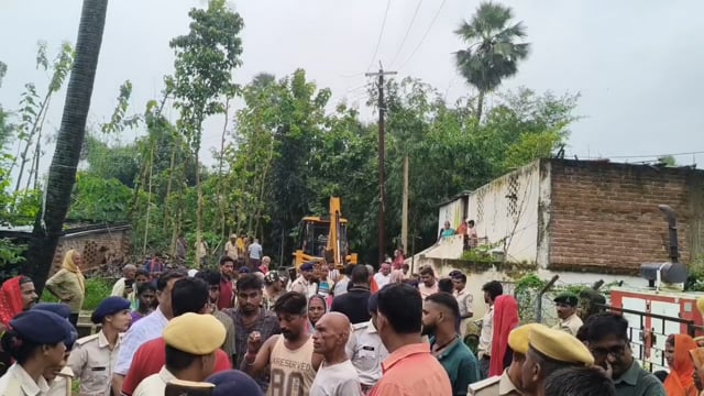 अतिक्रमण पर चला प्रशासन का बुलडोजर, गोपालपुर दिग्घी पोखर कच्ची सड़क हुई अतिक्रमणमुक्त।