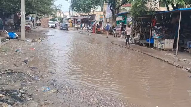 थाना रिफाइनरी क्षेत्र गांव बरारी के मुख्य मार्ग पर जल भराव स्कूली बच्चों को करना पड़ रहा है काफी समस्याओं का सामना 
