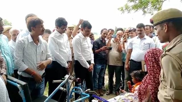 DM अंकल ने सुन ली रानीपुर ग्राम सभा निवासी दिव्यांग बच्ची रागिनी की पुकार,ट्राई साइकिल व शिक्षण समाग्री पाकर हुई खुश