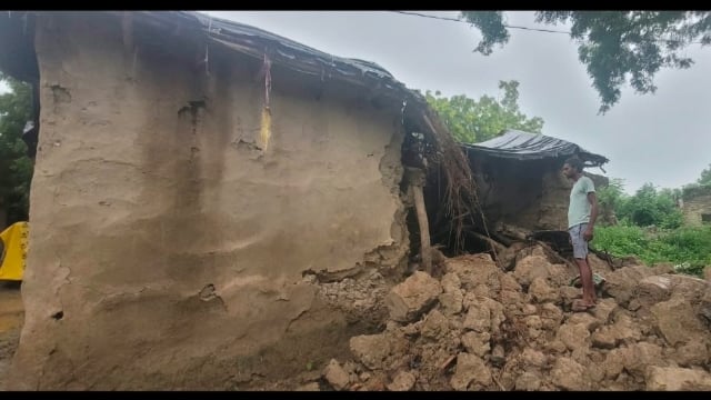 बारिश में भर भरा कर गिरा कच्चा मकान मलबे में दबी गृहस्थी पन्नी के नीचे परिवार की जिंदगी#latest_news 