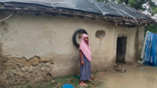 ब्लॉक बाबागंज ग्राम सभा झींगुर में घर में घुसा बारिश का पानी गर्भवती पत्नी और बेटी के साथ मुसीबत में परिवार#latest_news 