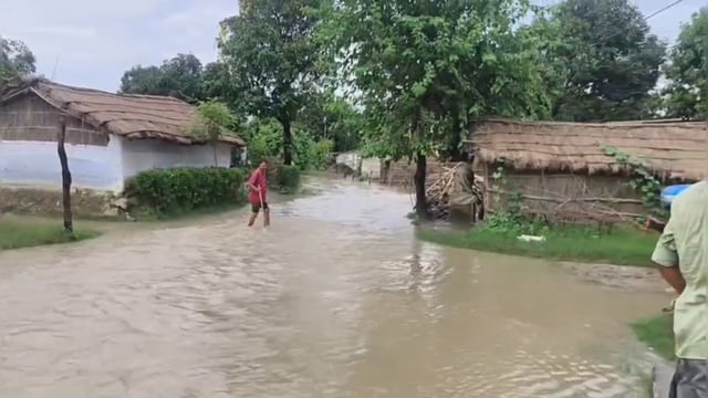 बनबसा बैराज से दो लाख क्यूसेक पानी छोड़े जाने पर ट्रांस शारदा में बाढ़ का कहर