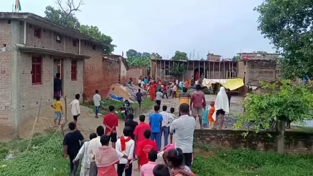 सहतवार थाना क्षेत्र में किसी बात को लेकर दो पक्षो में मारपीट का वीडियो शोशल मीडिया पर हुवा वायरल