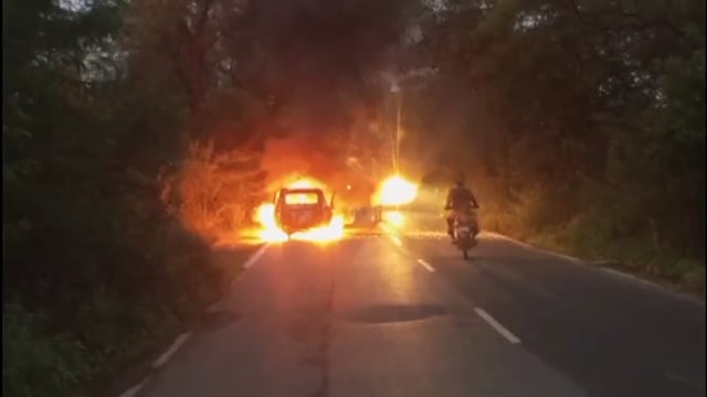मांट पानीगांव रोड़ पर  ट्रीवर गाड़ी में लगी भीषण आग, फायर ब्रिगेड ने कड़ी मशक्कत के बाद पाया काबू।