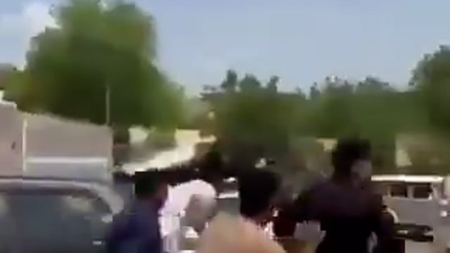 *पूर्व IPS और कांग्रेस  नेता की पिटाई*

*राजस्थान*:-  बीकानेर कांग्रेस में टिकट विवाद में  पूर्व IPS एवं कांग्रेस शहर अध्यक्ष मदन गोपाल मेघवाल के साथ कार्यकर्ताओ ने सार्वजनिक रूप से मारपीट....