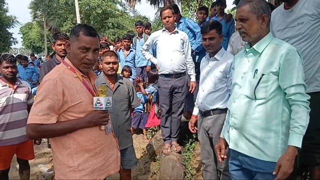 सिद्र प्रखंड के चौकिया पंचायत अंतर्गत बैरिया टाड गांव में जरूरी सड़क जर्जर ग्रामीणों को हो रही परेशानी