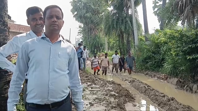 सिरदला प्रखंड के चौकिया पंचायत अंतर्गत बैरियाटाड़ गांव में बहुत जरूरी एक किलोमीटर सड़क जर्जर 