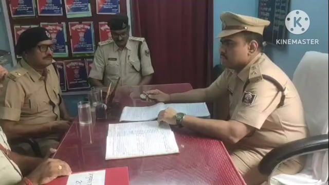 SP ने फुल्लीडुमर थाना का किया निरीक्षण विधि व्यवस्था संधारण एवं अवैध शराब बिक्री पर प्रभावी कार्रवाई करने के दिए निर्देश