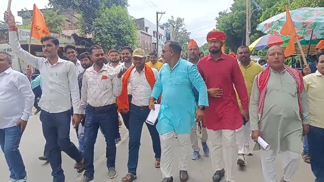 करणी सेवा ने रोड से पैदल यात्रा कर कलेक्टर ऑफिस पर से और दिया मजिस्ट्रेट को ज्ञापन शाहजहांपुर