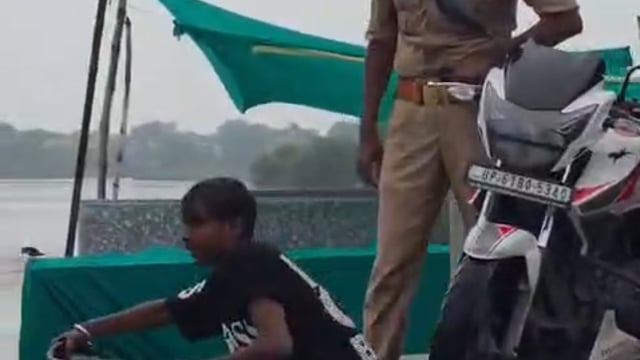 मिर्जापुर के चुनार में बाढ़ का पानी सड़क तक पहुंचा,

दरोगा और एक सिपाही स्थानीय ठेला पर बाइक पार कर रहे हैँ 

बाढ़ का पानी क्रॉस करने का गजब तरीका निकाल लिया।