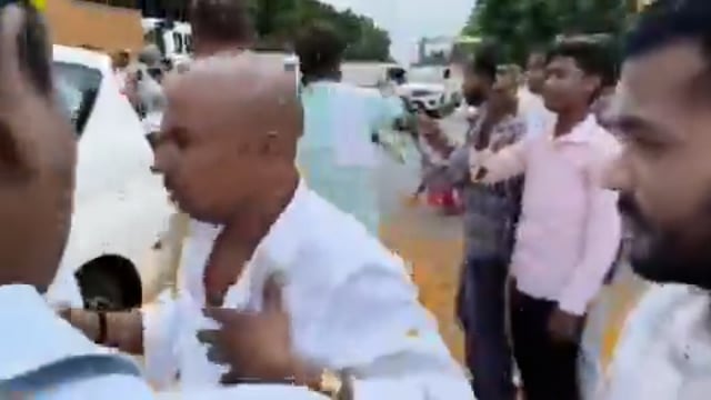 बिहार के मुजफ्फरपुर में स्वास्थ्य मंत्री निशांत कुमार के स्वागत कार्यक्रम में भीड़ के बीच जेडीयू नेता राजेश मंडल की करीब 7 लाख रुपए कीमत की सोने की चेन चोरी हो गई। राजेश मंडल ने मामले की शिकायत तुर्की थाने में दर्ज कराई है।