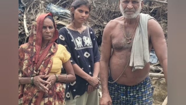बारिश ने छीना गरीब परिवार का आशियाना कैंसर पीड़ित बुजुर्ग बेटियों संग खुले आसमान के नीचे#latest_news 