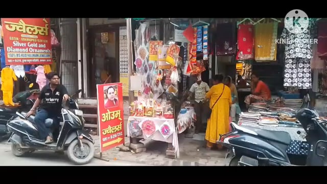 जन्माष्टमी पर्व पर भगवान श्री कृष्ण के जन्म उत्सव की खरीदारी करते हुए ट्रांस यमुना मार्केट में बड़े उत्साह के साथ।हिलाएं