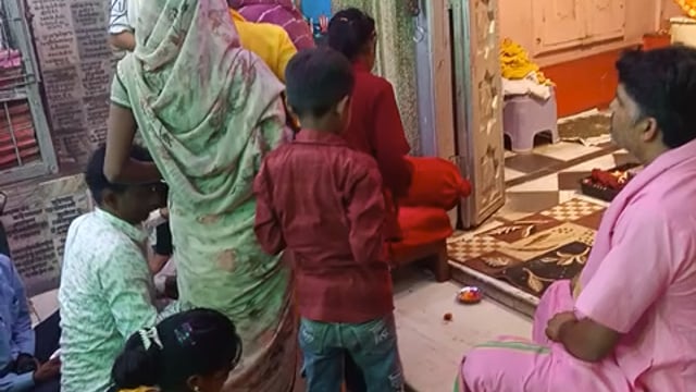 गोकुल में नंद बाबा के यहां हो रही है धूम लग रहा है भक्तों का ताता 