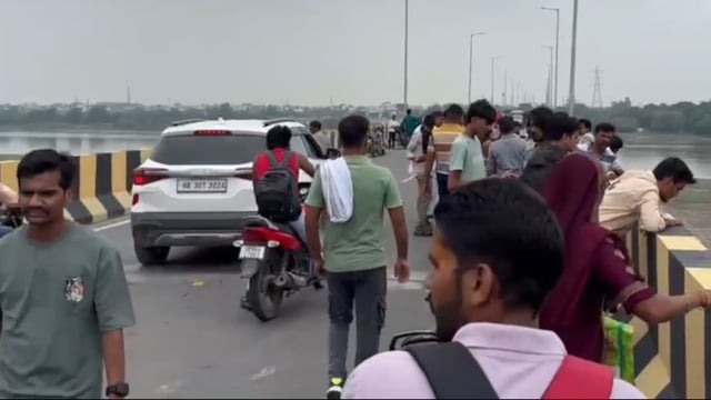 पानीगांव पुल पर हुआ भीषण सड़क हादसा, कार सवार ने बाइक सवारों को मारी जोरदार टक्कर,

पुल से कई फ़ीट नीचे गिरा युवक, तीन घायल, एक की हालत गंभीर, आगरा रैफर।

#Mathurapolice #SspMathura