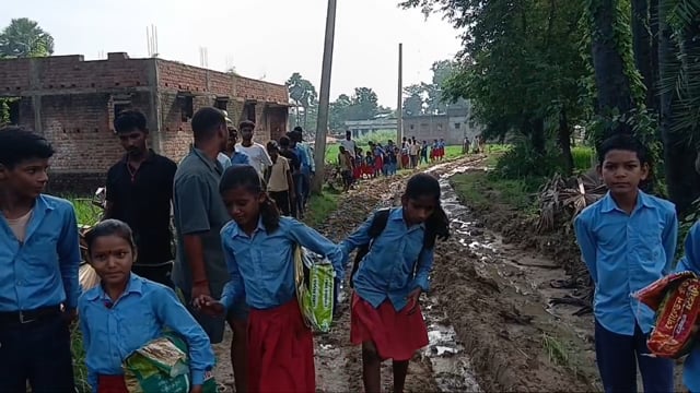 बैरियाटांड़ गांव की 1 किलोमीटर सड़क कीचड़ में तब्दील, ग्रामीणों को हो रही परेशानी
