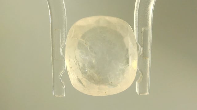 Srilankan Yellow Sapphire 3.88 Carat — video