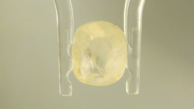 Srilankan Yellow Sapphire 3.97 Carat — video