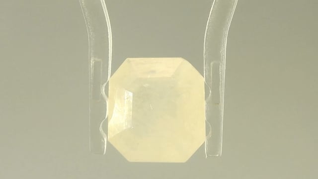 Srilankan Yellow Sapphire 3.7 Carat — video
