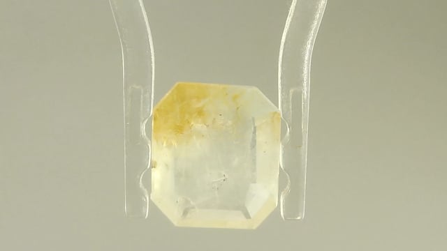 Srilankan Yellow Sapphire 3.59 Carat — video