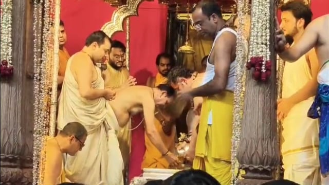 वृन्दावन में कृष्ण जन्मोत्सव की धूम: राधा रमण लाल का दिन में हुआ महाअभिषेक, दर्शन को उमड़े श्रद्धालु।
