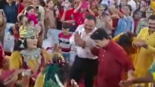 श्रीकृष्ण जन्माष्टमी के अवसर पर मेरठ पुलिस लाइन में भक्ति और उल्लास का अद्भुत संगम देखने को मिला। भगवान श्रीकृष्ण के जन्मोत्सव पर आयोजित कार्यक्रम में पुलिस विभाग के उच्च अधिकारी भी भक्ति के रंग में रंगे नजर आए और जमकर नृत्य करते दिखाई दिए। पूरा पुलिस लाइन परिसर ‘जय श्रीकृष्ण’ के जयघोष से गूंज उठा। श्रद्धा, उमंग और उत्साह से सराबोर ये दृश्य लोगों के बीच आकर्षण का केंद्र बने रहे।