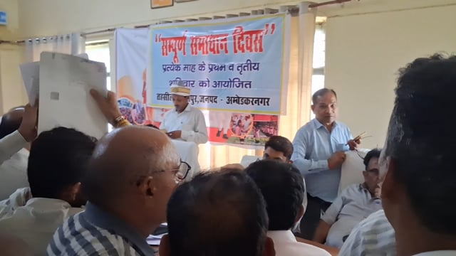 अंबेडकरनगर नेवरी-जलालपुर ओवरब्रिज के नीचे जलभराव से राहगीरों और बच्चों का निकलना दूभर,प्रशासन नहीं दे रहा ध्यान