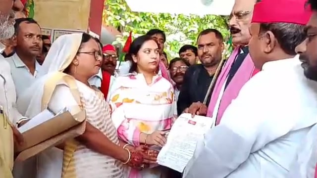 10सूत्रीय मांगों एवं जल जमाव से  बर्बाद होने के मुआवजे को लेकर विधायक सकलडीहा ने उपजिलाधिकारी को दिया पत्रक 