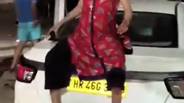 हाथ में बियर की बॉटल 

और मैडम कार की डिग्गी के ऊपर बैठी नशे में धुत अंग्रेजी झाड़ रही है

वायरल वीडियो हरियाणा की है