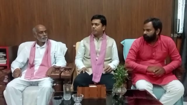 बांसडीह कस्बे में सपा नेता सुशांत राज भारत ने कहा कि महंगाई की मार से लोग है परेशान