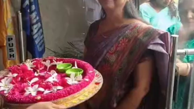 डी मोनफोर्ट अकादमी में शिक्षक दिवस बड़े ही धूमधाम और उत्साह के साथ मनाया गया।
इस अवसर पर बच्चों ने अपने शिक्षकों का तिलक लगाकर एवं पुष्प वर्षा कर भावपूर्ण स्वागत किया।बच्चों के इस स्नेह और सम्मान से शिक्षक भी अभिभूत नजर आए।शिक्षकों ने अपने प्यारे बच्चों का आभार व्यक्त करते हुए उन्हें उज्ज्वल भविष्य की शुभकामनाएं दीं।
यह दिन गुरु और शिष्य के प्रेम और सम्मान की खूबसूरत मिसाल बन गया।