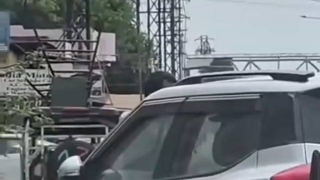 मथुरा मसानी चौराहे पर इंसानियत शर्मसार सरकारी इंजीनियर को कार से रोदा 