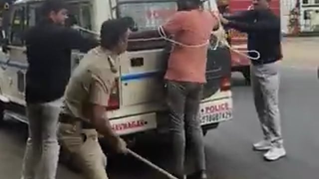 गुजरात पुलिस ने लिव इन पार्टनर काजल बेन की हत्या के आरोपी फैजल को 5 मिनट तक 100 से ज्यादा डंडे मारे 

पुलिस, फैजल को क्राइम स्पॉट पर सीन री–क्रिएशन के लिए लाई थी

हत्या का CCTV फुटेज भी सामने आया है